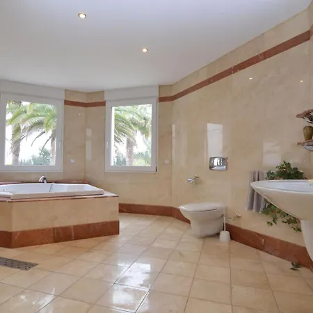 Luxurious With Private Swimming Pool In Villa *
